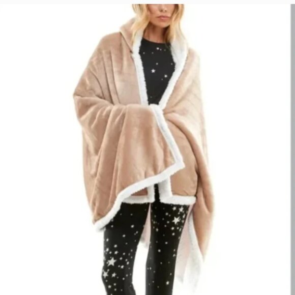 Socialite Hooded Sherpa Throw NWT 🆕 - Picture 2 of 16